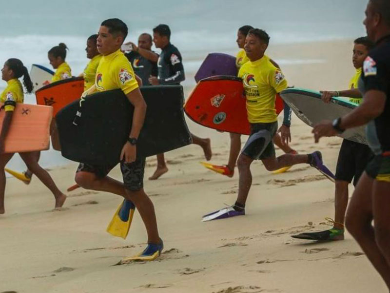 Read more about the article Projeto Waves for inclusion oferece aulas de surf para crianças de comunidades do Rio